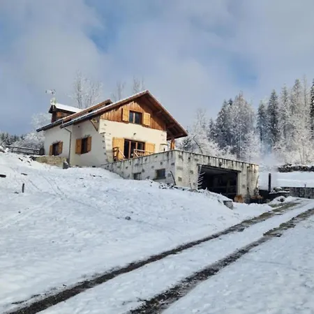 Et Montagne Pres Des Stations De